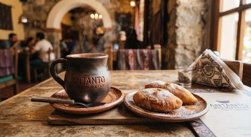 Café y pan servidos en vajilla artesanal.