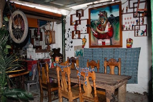 Comedor con arte guatemalteco y textiles.
